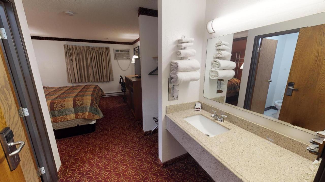 Waconia Inn And Suites ภายนอก รูปภาพ